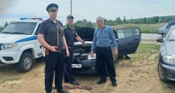 Сотрудники Госавтоинспекции из Краснодона помогли водителю на трассе