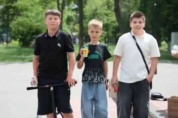Полицейские в честь Дня защиты детей порадовали юных жителей Луганска вкусными подарками и игрушками