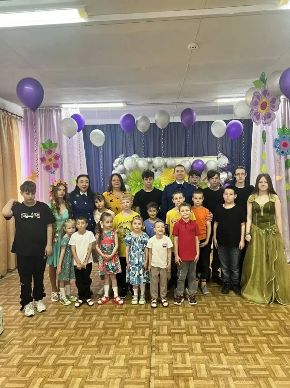 Исполняющий обязанности прокурора ЛНР приехал к детям в интернат с подарками и сладостями