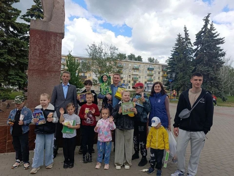 В рамках празднования Международного дня защиты детей и в рамках акции «Добрые дела» единороссы в Кировске провели мероприятие «Счастливое детство»
