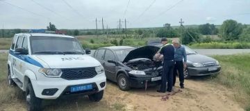 Сотрудники ГИБДД в Краснодонском округе помогли завести заглохшую на трассе машину