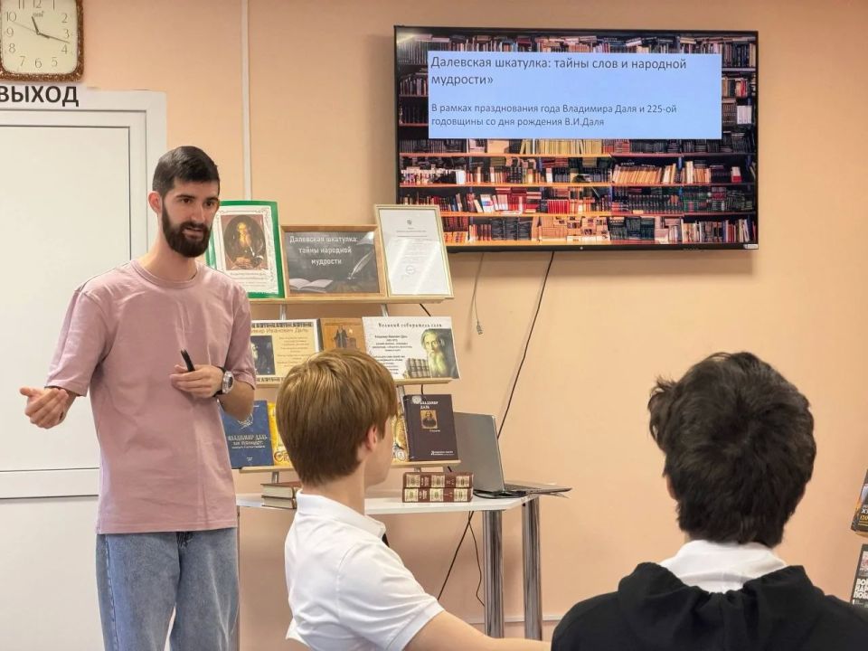 Обучающиеся Первомайской специализированной средней школы №6 имени Евгения Ищенко погрузились в мир русского языка в Централизованной библиотечной системе города Первомайска