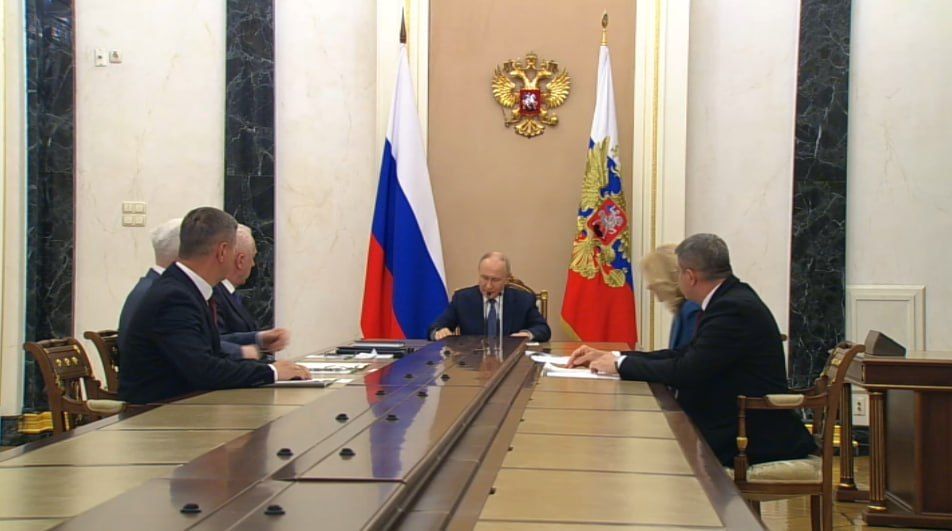 Владимир Путин проводит совещание о мерах поддержки пострадавших и ходе расследования теракта в Старобельске