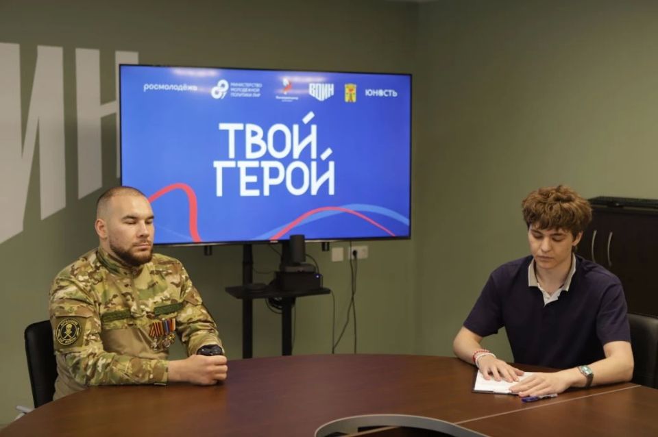 Наши герои рядом. Сегодня в филиале центра «Воин» в ЛНР в рамках Всероссийского проекта служения «Твой герой» состоялся открытый диалог молодёжи с ветераном СВО, наставником и общественным деятелем Дмитрием Старуновым