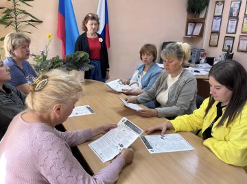 Беседа, посвященная вопросам финансовой грамотности, для участниц женского клуба «Импульс» в Лутугинском муниципального округе