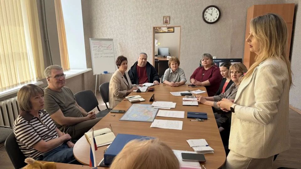 Депутат Совета городского округа Татьяна Лондаренко провела встречу с сотрудниками МБУ ЛНР "Дворец культуры им. Октябрьской революции"