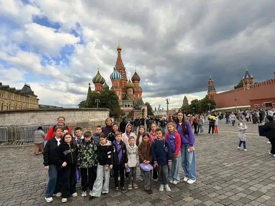 Андрей Рубанцов: НАШИ ЮНЫЕ ЗЕМЛЯКИ — ОРЛЯТА 4-А КЛАССА РОВЕНЬКОВСКОЙ ГИМНАЗИИ ИМЕНИ Н. ТРУБЛАИНИ — В МОСКВЕ!