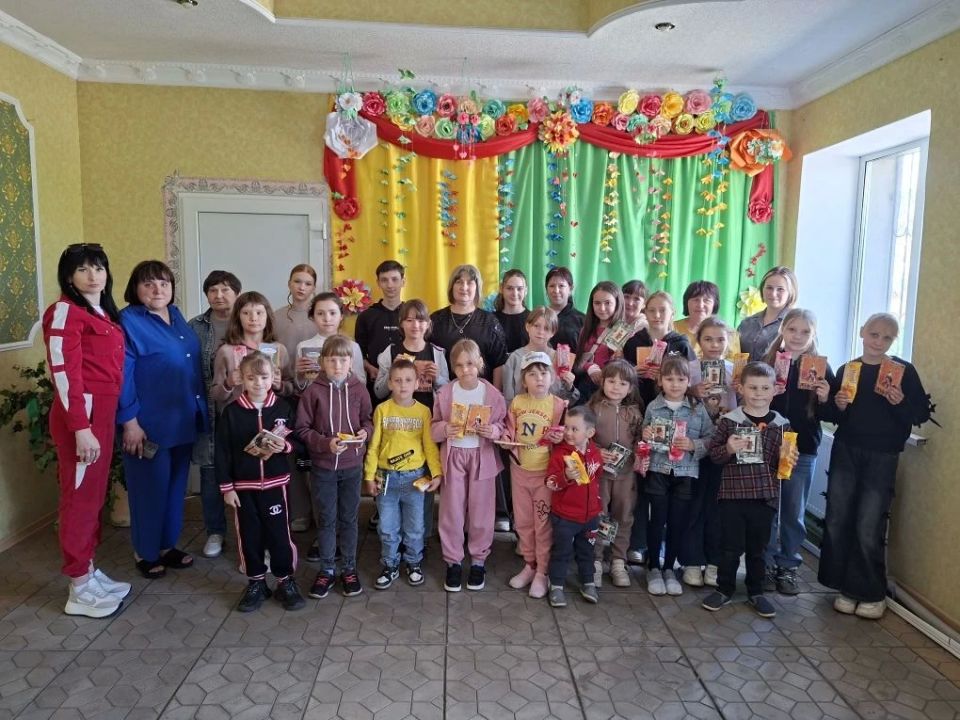 1 июня в пгт Городище сотрудники Городищенского фольклорного центра, совместно с начальником отдела по обеспечению жизнедеятельности пгт Городище, с. Малоивановка Натальей Шапрановой, вручили каждому ребенку мороженое и...