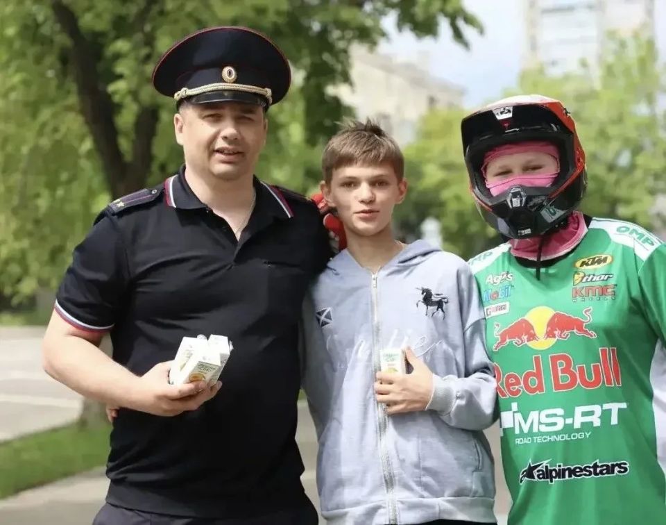 Луганские полицейские подарили детям в парке сок и игрушки, а воспитанникам детского дома — настольные игры