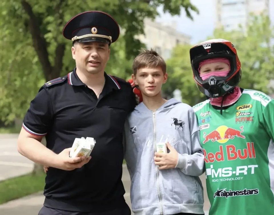 Полицейские в честь Дня защиты детей порадовали юных жителей Луганска вкусными подарками и игрушками