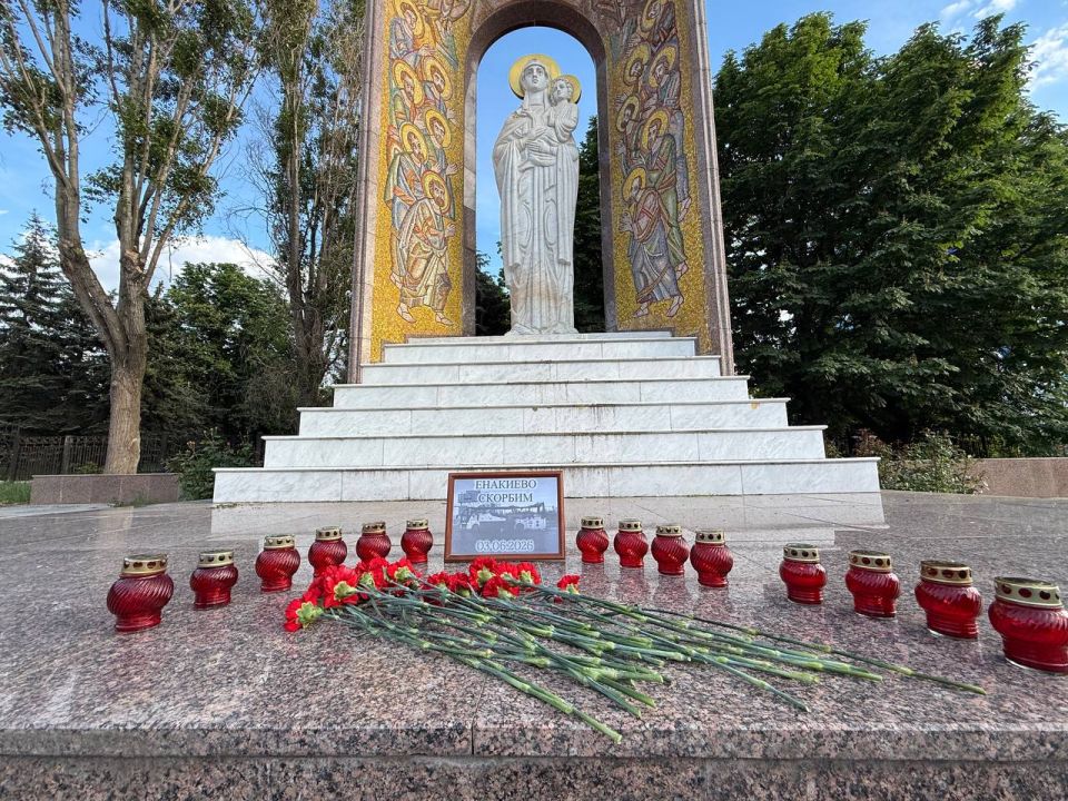 Активисты «Молодой Гвардии Единой России» почтили память пассажиров, погибших в результате удара киевских боевиков по рейсовому автобусу в Енакиево, возложив цветы и установив лампадки к монументу у храма в честь иконы...