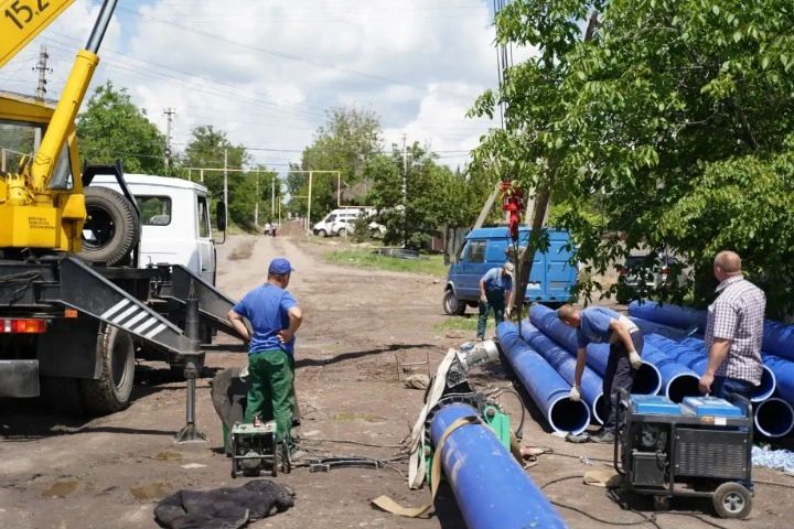 В Антраците «Лугансквода» меняет старый канализационный коллектор