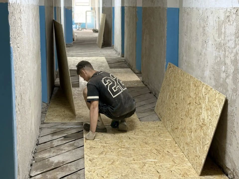 Сегодня совместно с начальником управления ЖКХ Администрации Иваном Макаровым посетили Краснолучскую детскую поликлинику