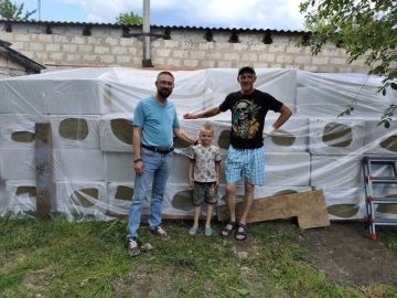 При поддержке Фонда ответственного отцовства "Истоки" РО ВОД "Отцы России" член Общественной палаты ЛНР Александр Бурлаков передал строительные материалы для утепления кровли семье из Луганска, где отец в одиночку...