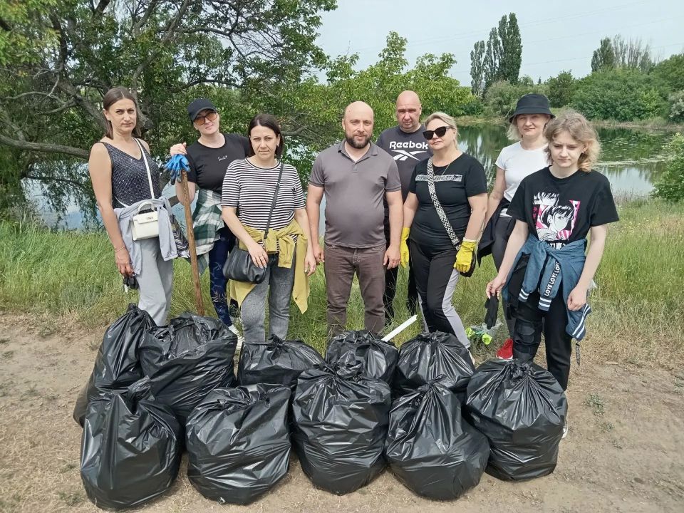 Сотрудники Лутугинского дома культуры очистили берег пруда в рамках акции «Воды России»
