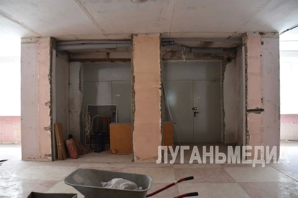 В Краснодонской СШ № 4 продолжается капитальный ремонт