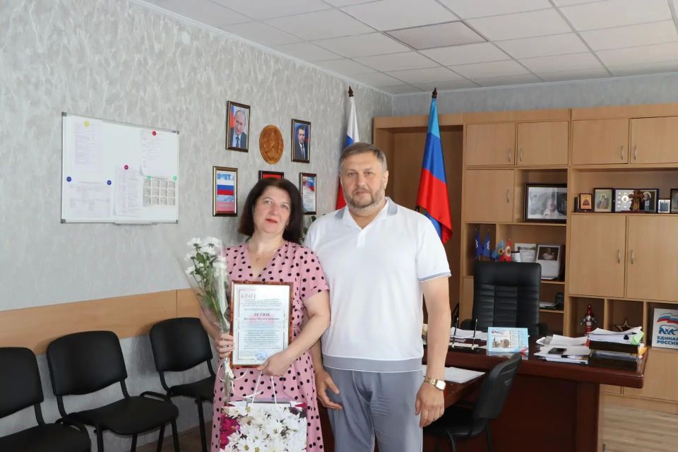 Глава Лутугинского округа поздравил соцработников с профессиональным праздником