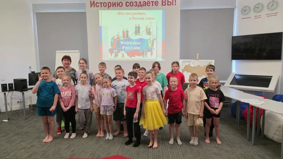 В Лутугинском доме культуры прошла программа «Все мы разные, а Россия одна»