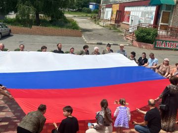 Молодежь Перевальска провела патриотическое мероприятие ко Дню России