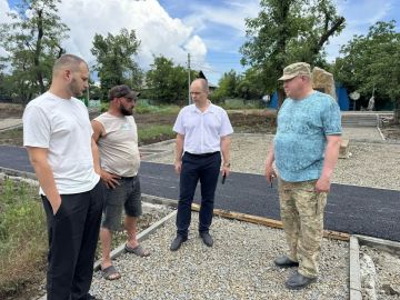 Сегодня совместно с начальником управления строительства, архитектуры и земельных отношений Администрации проинспектировали благоустройство сквера на улице Литвинова