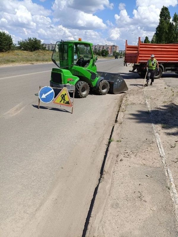 Сотрудники МУП "ДЭП города Рубежное" осуществляют мероприятия по удалению поросли древесных растений