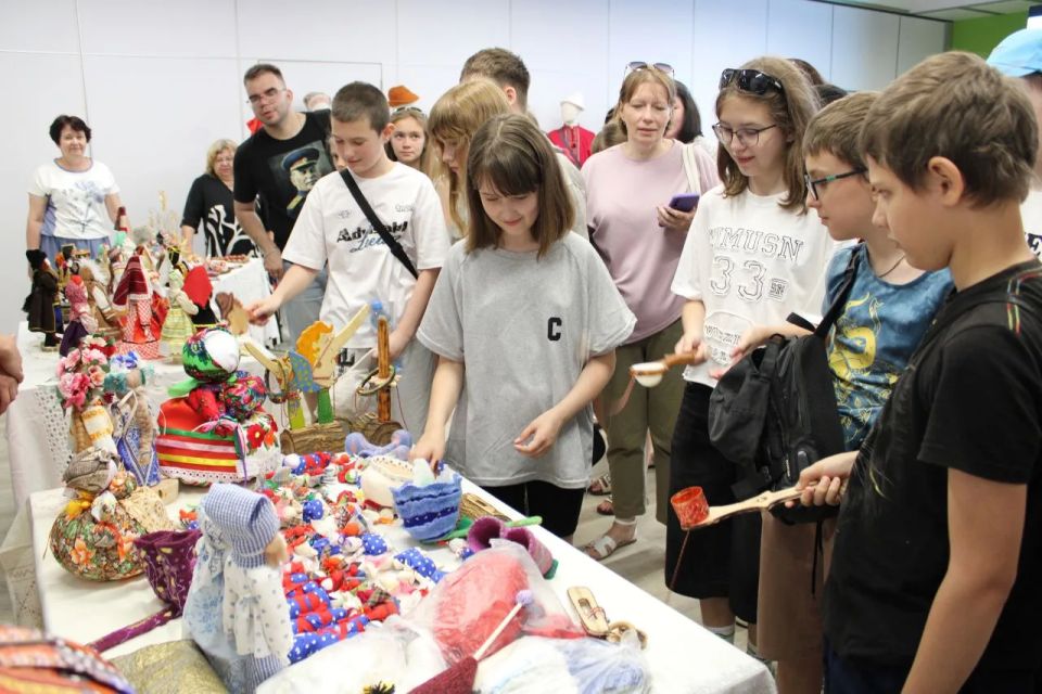 Выставка «Игрушки из бабушкиного сундучка» и масштабны1 праздник традиций!