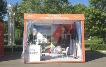 На стенде ЛНР на форуме "Путешествуй" с утра кипит работа