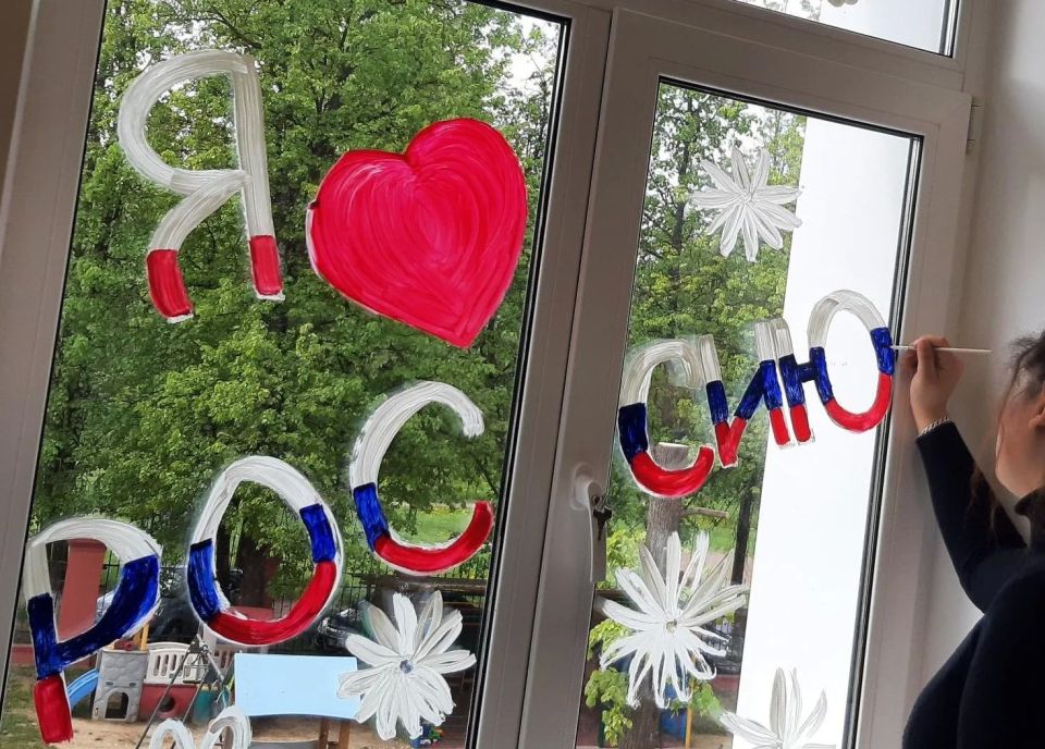 Сотрудники ИК № 6 УФСИН России по Луганской Народной Республике присоединились к Всероссийской патриотической акции «Окна России»