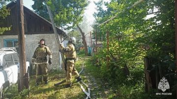 Спасатели МЧС России не допустили трагического пожара в доме барачного типа в Свердловском округе