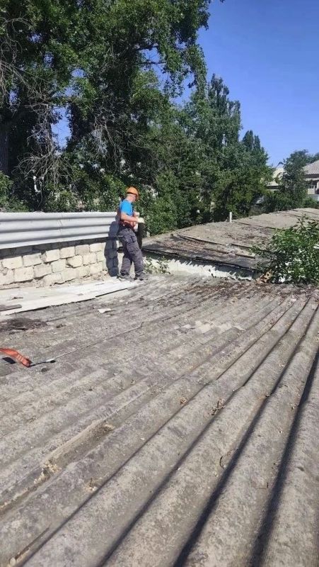 Аварийная бригада из Удмуртии ремонтирует кровлю технического помещения молодёжного центра в Лутугино