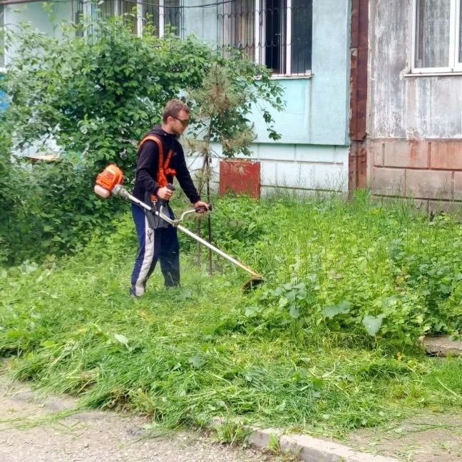 Брянковский филиал НКО «Единый региональный фонд по управлению МКД на территории ЛНР» продолжает плановую работу по содержанию придомовых территорий многоквартирных домов города