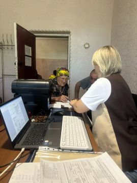 Сегодня в Тепловском отделе жизнеобеспечения прошел выездной прием граждан маломобильной категории населения сотрудником МФЦ