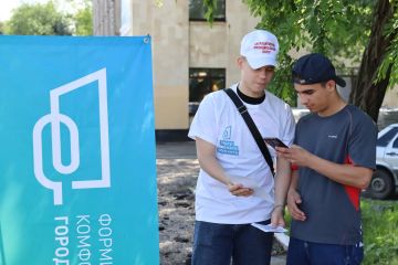 Активисты Движения Первых Антрацитовского колледжа информационных технологий и экономики в преддверии Дня России организовали яркое и увлекательное мероприятие для горожан