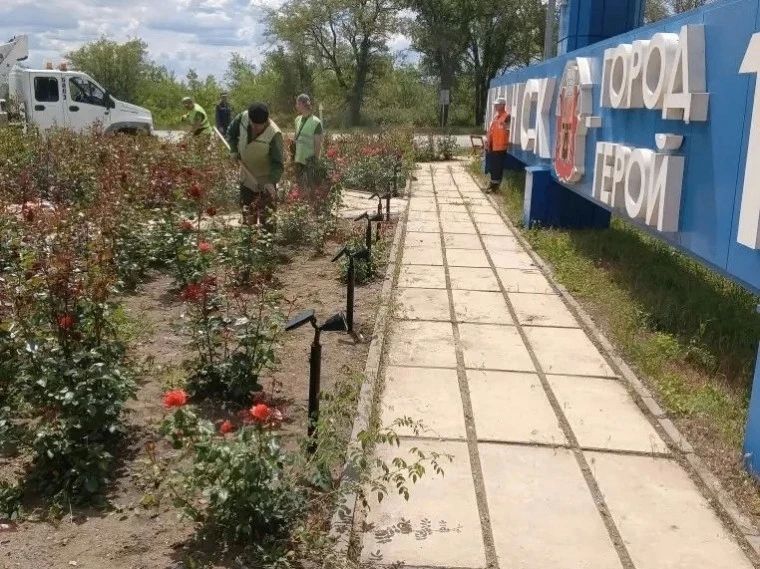Въездные стелы со стороны Алчевска и Станицы Луганской теперь подсвечиваются вечером