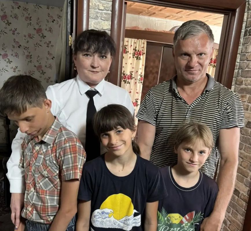 Работники Брянковского городского суда в преддверии наступающего праздника Дня России навестили многодетную семью