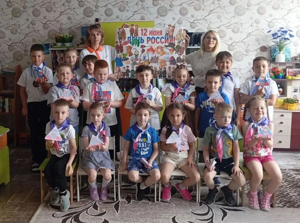 В рамках акции «Орлята — дошколятам» под руководством советника директора Елены Кулинко и классного руководителя Ирины Ященко совместно с движением «Орлята России» было организовано мероприятие, посвящённое Дню России