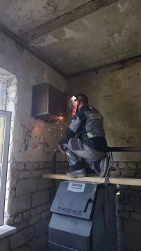 Удмуртские теплотехники продолжают налаживать внутренние коммуникации в доме культуры в Македоновке