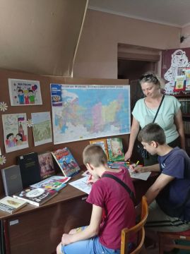 Накануне Дня России, отмечаемого 12 июня, сотрудники библиотеки подготовили книжную выставку "Люблю тебя, моя Россия"