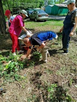 В Красном Луче продолжается ежедневная работа по улучшению городской среды