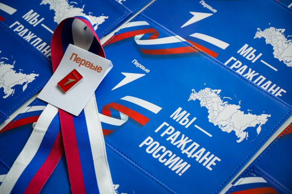 Накануне Дня России свои первые паспорта получили 17 мальчишек и девчонок из столицы республики