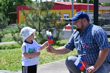 «Я люблю тебя, Россия»: в Брянке поздравили горожан с Днём России