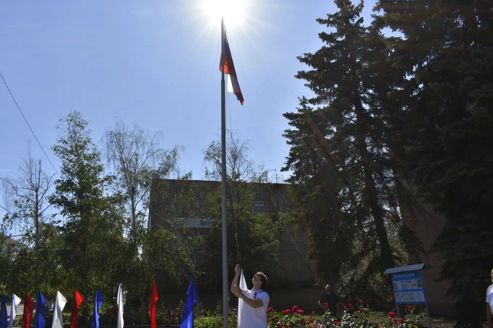 В Перевальске состоялось торжественное поднятие флага России
