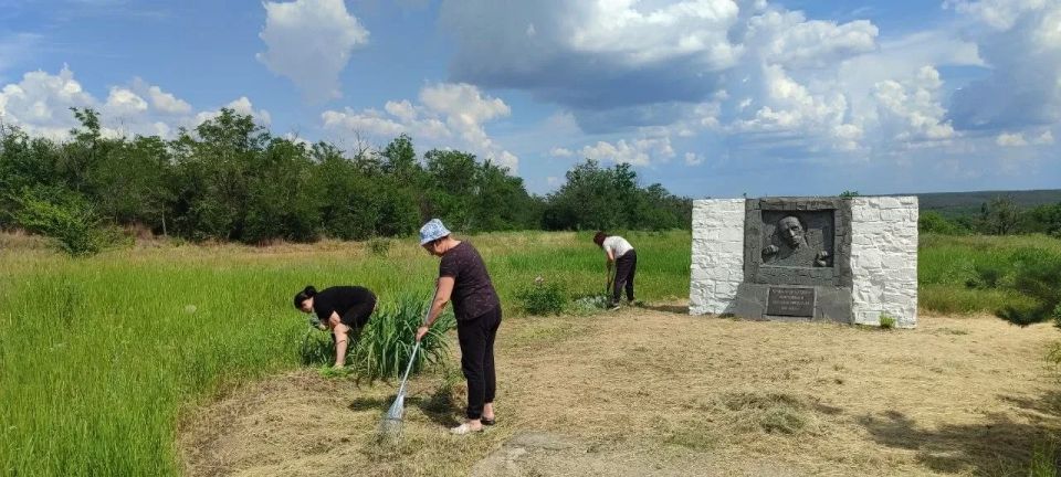 Чистота и память: субботник в пгт Михайловка в преддверии Дня России
