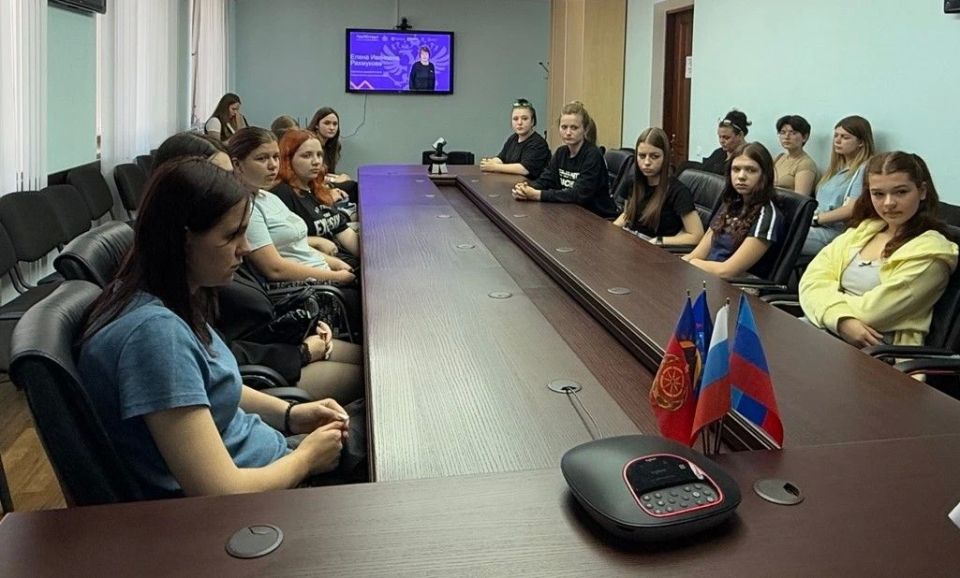 В рамках проекта «Гос Старт.Диалог» в Администрации Антрацитовского муниципального округа прошла теплая и продуктивная встреча молодежи округа, включая несовершеннолетних, состоящих на профилактическом учете в ОПДН ОУУП и...