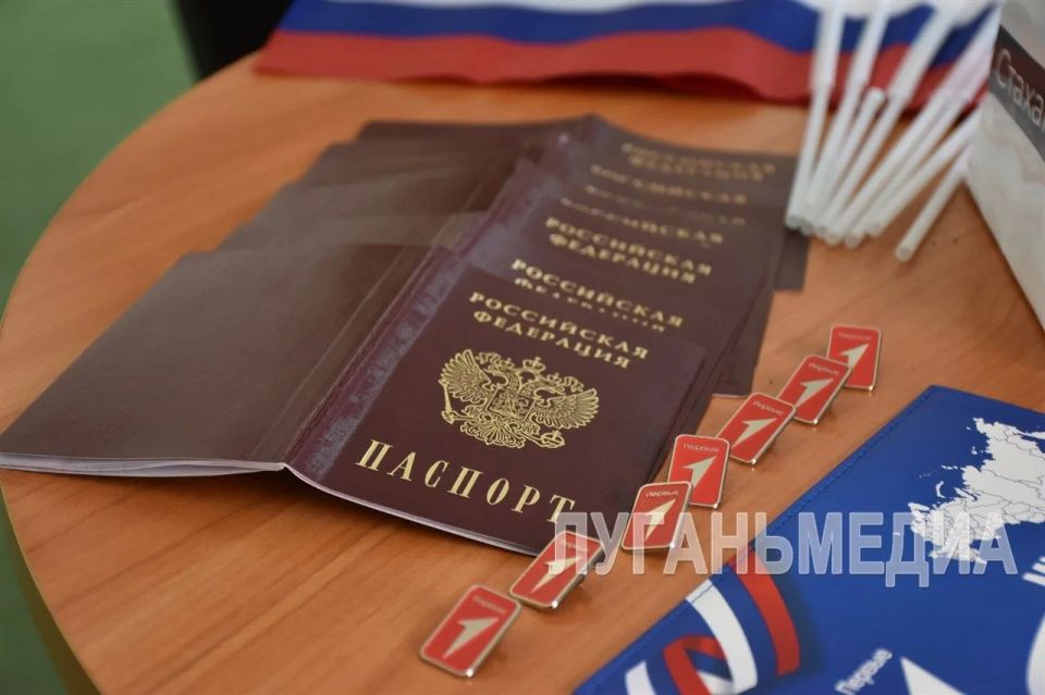 В преддверии Дня России семеро юных стахановчан получили паспорта гражданина Российской Федерации