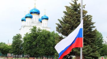 Краснодонцы отметили День России поднятием Государственного флага и концертом