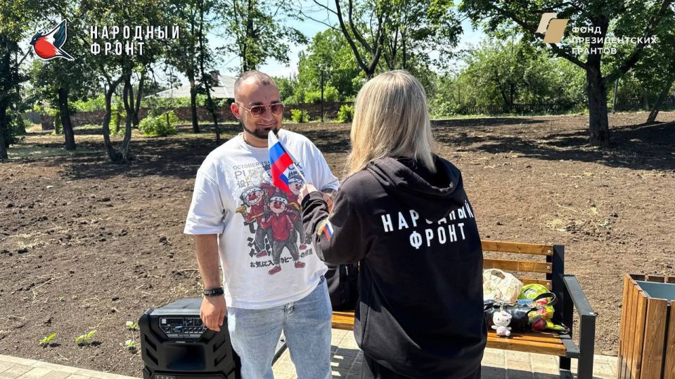 Молодёжка НФ ЛНР из Стаханова поздравляет горожан с Днём России!