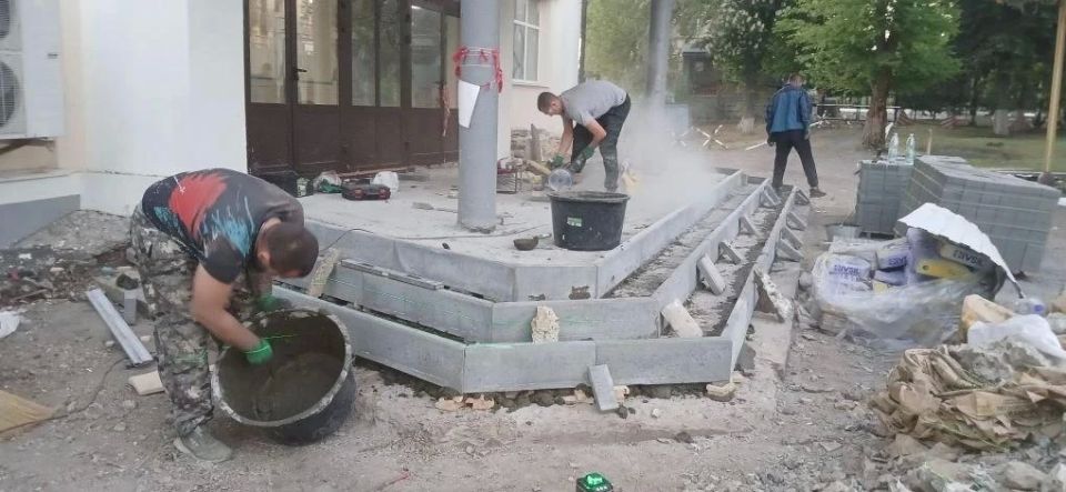 В Марковском ДК подрядчик из Ивановской области начал ремонт входной группы