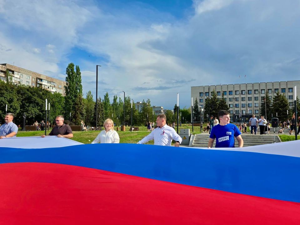 В Алчевске молодогвардейцы развернули 100-метровый флаг в честь Дня России