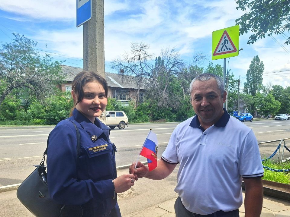 Сегодня добровольцы ССО «Молодогвардеец» ЛугРО ВСКС, студенты Краснодонского факультета инженерии и менеджмента (филиал) ЛГУ им. В. Даля, присоединились к акции «Российский триколор»